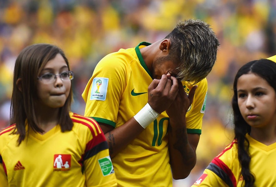 Neymar cúi mặt xuống khóc như trẻ con