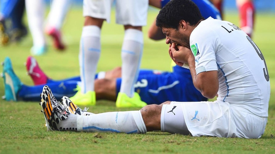Suarez bị đau răng sau hành động cắn Chiellini