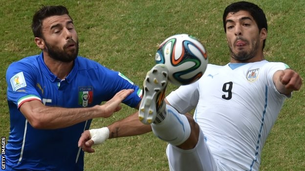 Suarez trong trận đấu với Italia