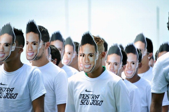 Mẹt nạ hình Neymar đang lan rộng tại Brazil