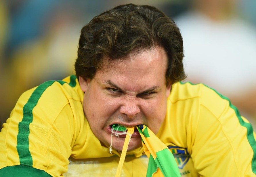 CĐV tức giận cắn rách cả áo đấu của đội tuyển Brazil
