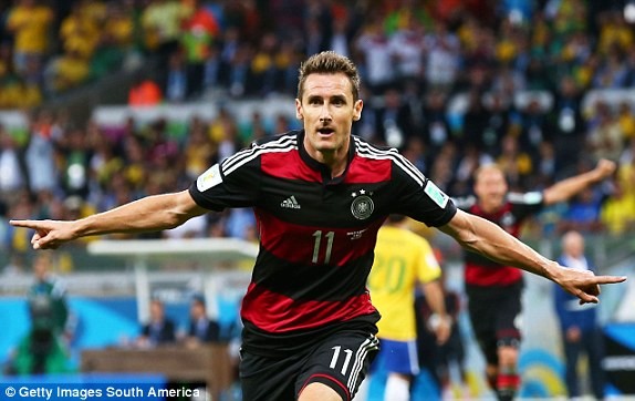 Klose được đồng đội chia sẻ kỷ lục