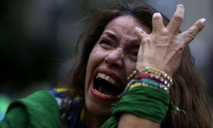 Một CĐV Brazil gào khóc thảm thiết sau khi chứng kiến trận đấu thảm họa của đội nhà.