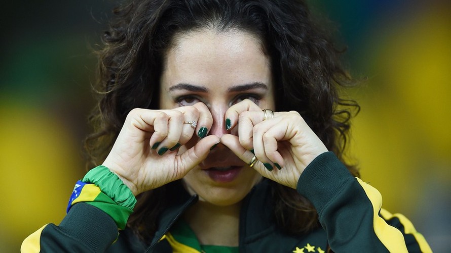 Nước mắt của một CĐV Brazil cũng là nước mắt của cả dân tộc sau thảm bại