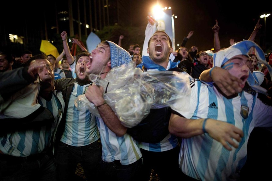 CĐV Argentina sướng tột độ sau chiến thắng