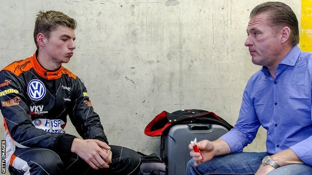 Max Verstappen cùng HLV tại cuộc đua F3