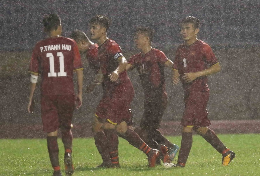 Các cầu thủ U21 Việt Nam ăn mừng