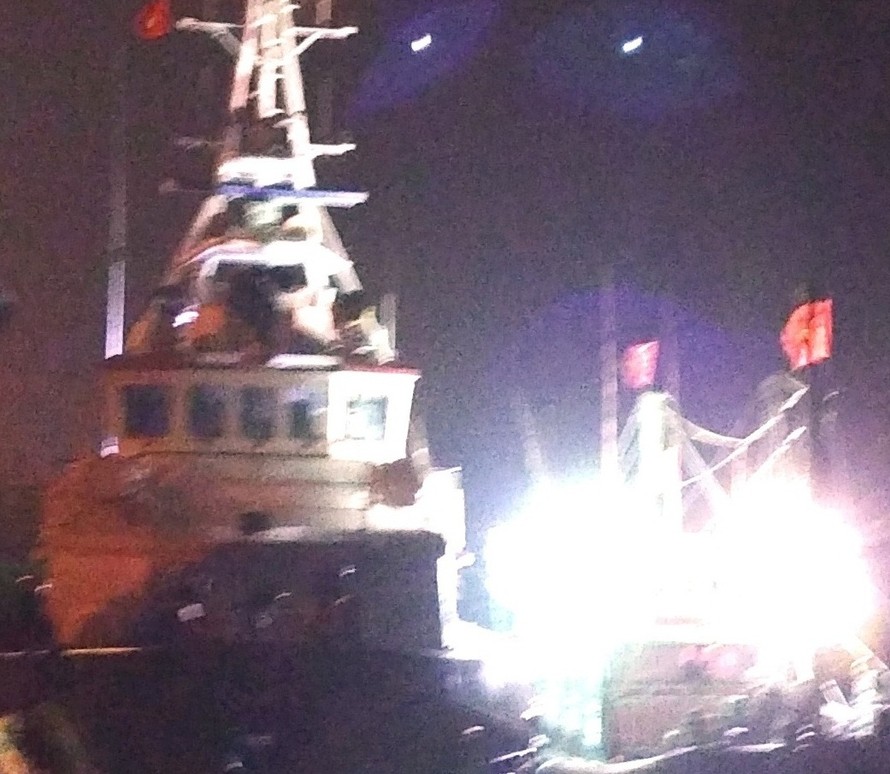 Rạng sáng nay 8/12, tàu cá gặp nạn đã được đưa vào bờ an toàn. Ảnh: Trung tâm.