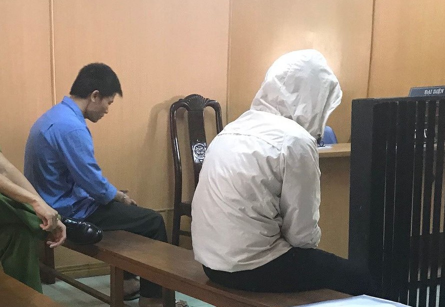 Nguyễn Thị Nhung trùm kín đầu khi hầu tòa.