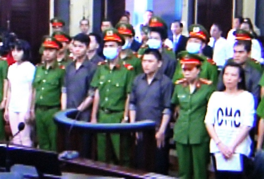 Các bị cáo vừa bị VKS đề nghị Tòa tuyên hàng chục năm tù. Ảnh chụp qua màn hình.