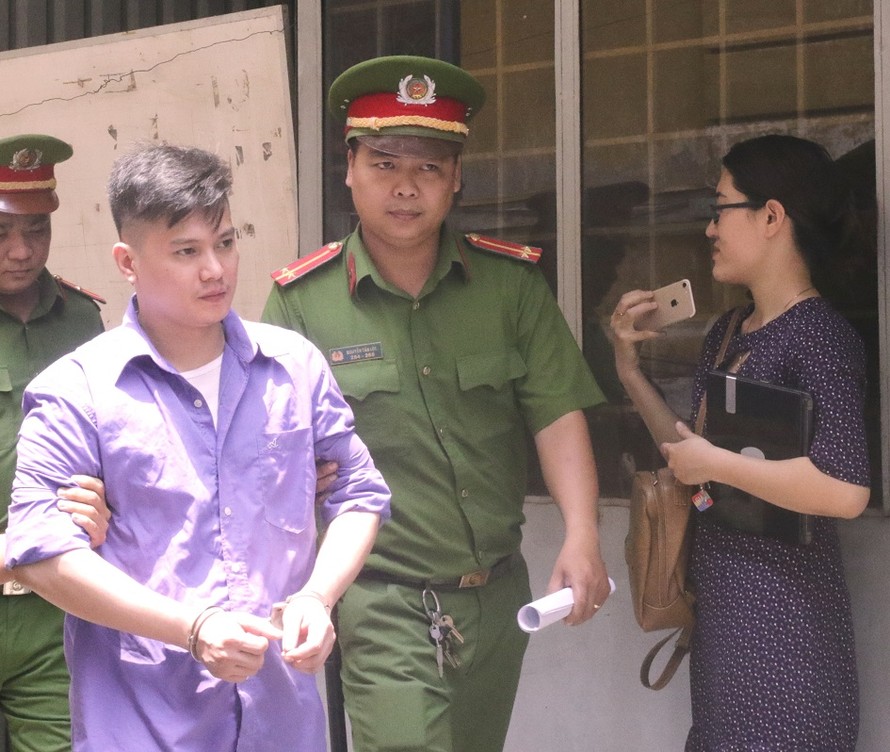 Dẫn giải nam Việt kiều sau phiên tòa. Ảnh: Tân Châu