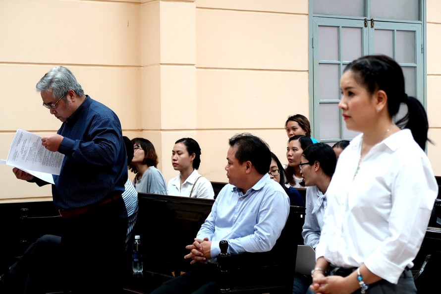Ông Trần Khánh Hoàng (người đứnng - nguyên Giám đốc Nhà hát Kịch TP.HCM) và Ngọc Trinh tại phiên tòa sơ thẩm. Ảnh: Tân Châu