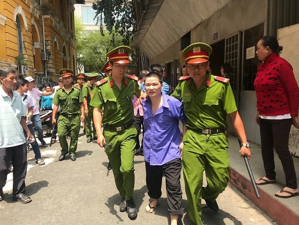 Dẫn giải Nguyễn Thái Thanh Nhàn về trại giam sau phiên tòa. Ảnh: Tân Châu