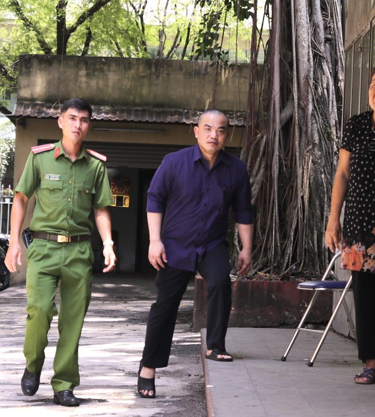 Đại gia Nguyễn Đức Dũng bị cảnh sát Mỹ trục xuất vì nhập cư trái phép, sáng nay hầu tòa tại TP.HCM. Ảnh: Tân Châu