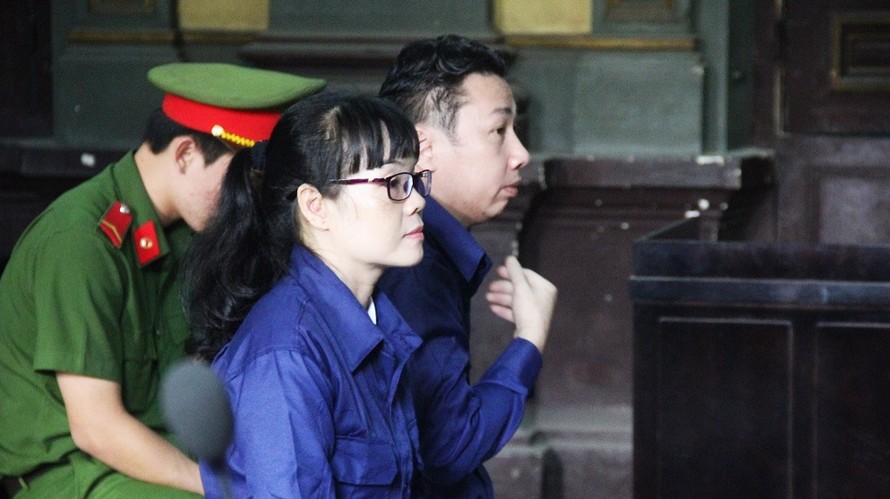Huỳnh Thị Huyền Như (không kháng cáo) và Võ Anh Tuấn tại phiên tòa chiều nay 28/5. Ảnh: Tân Châu