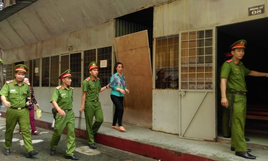 Dẫn giải nguyên Đội trưởng thuế Nguyễn Thanh Nga về trại giam sau phiên tòa. 