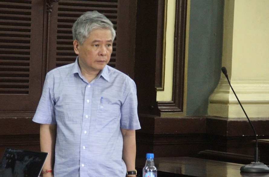 Nguyên phó Thống đốc Đặng Thanh Bình bật khóc tại tòa. Ảnh: Tân Châu
