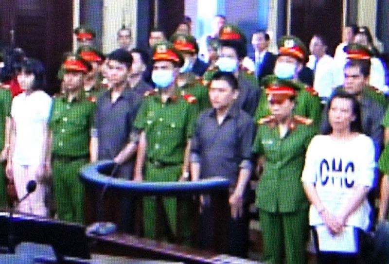 Các bị cáo tại phiên tòa vụ khủng bố đốt kho xe vi phạm giao thông của CA TP Biên Hòa. Ảnh: Yến Duy