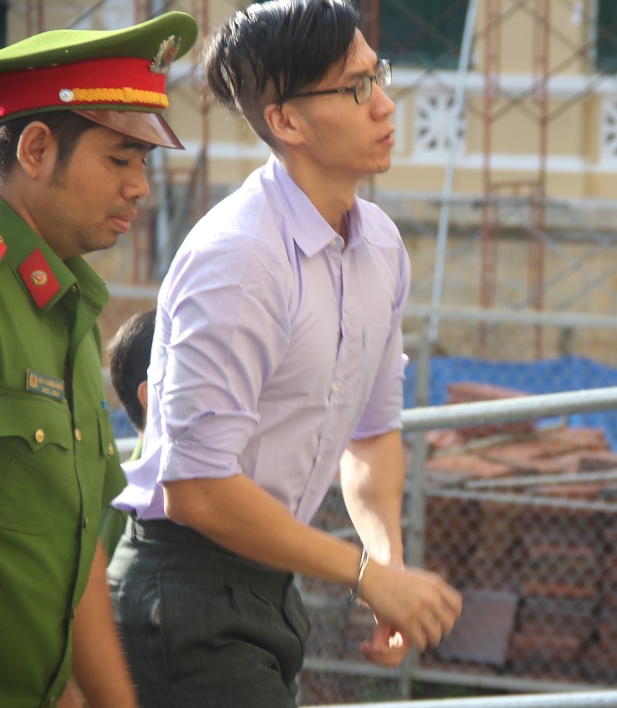 William Nguyen được cảnh sát tư pháp dẫn giải đến tòa. Ảnh: Tân Châu