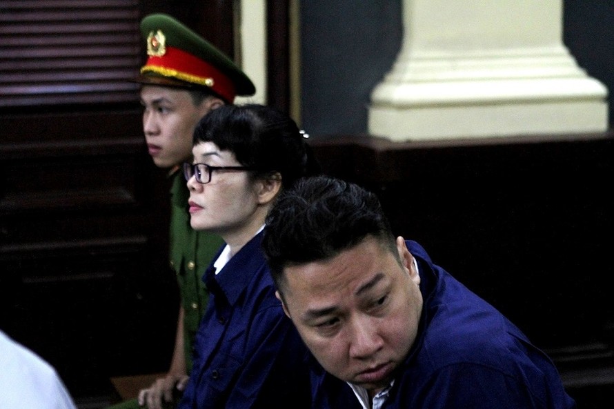 Huyền Như và Võ Anh Tuấn tại phiên tòa. Ảnh: Tân Châu 