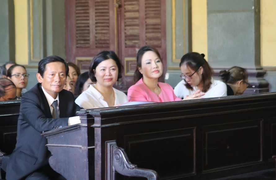 Bà Chu Thị Bình (áo hồng) và Ls Phan Trung Hoài tại phiên tòa hôm nay. Ảnh: Tân Châu.