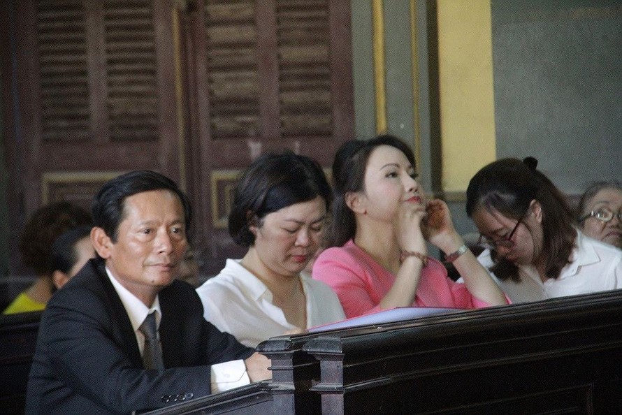 Bà Chu Thị Bình (áo hồng) cùng Ls Phan Trung Hoài tại tòa sáng nay 22/11. Ảnh: Tân Châu