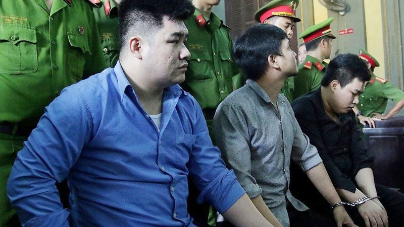 Các bị cáo Tài, Hùng và Phú (trái sang) tại tòa. Ảnh: Tân Châu