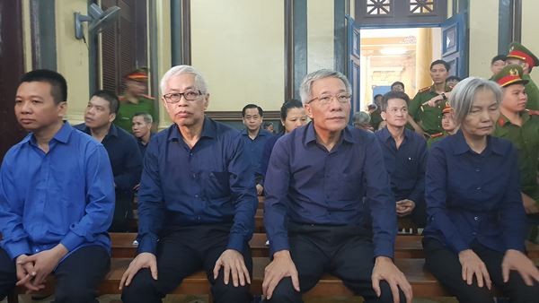 Bị cáo Trần Phương Bình (đeo kính) và các bị cáo tại tòa. Ảnh Văn Minh