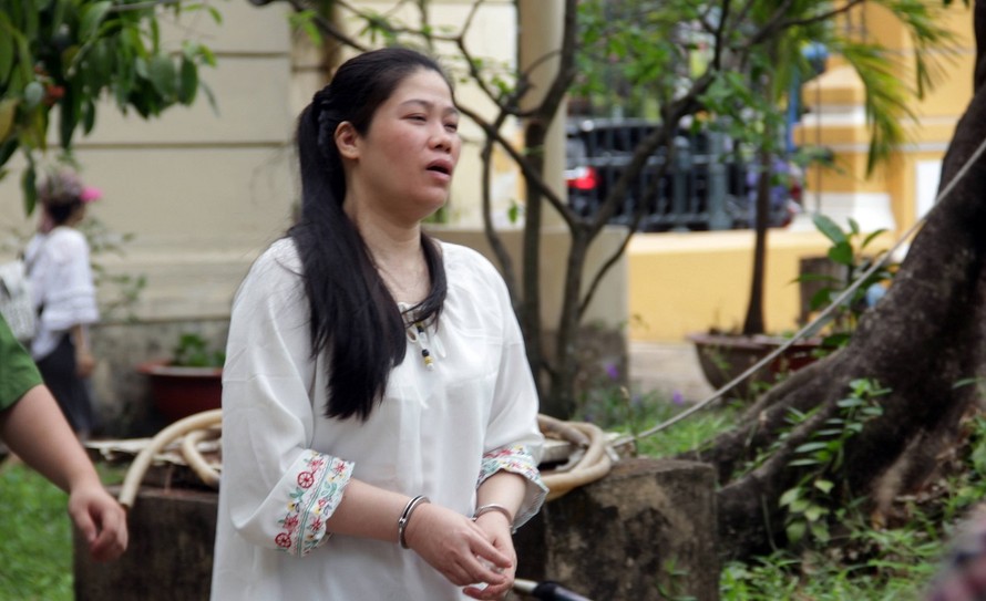 Dẫn giải bị cáo Lã Thị Thanh về trại giam. Ảnh: Tân Châu