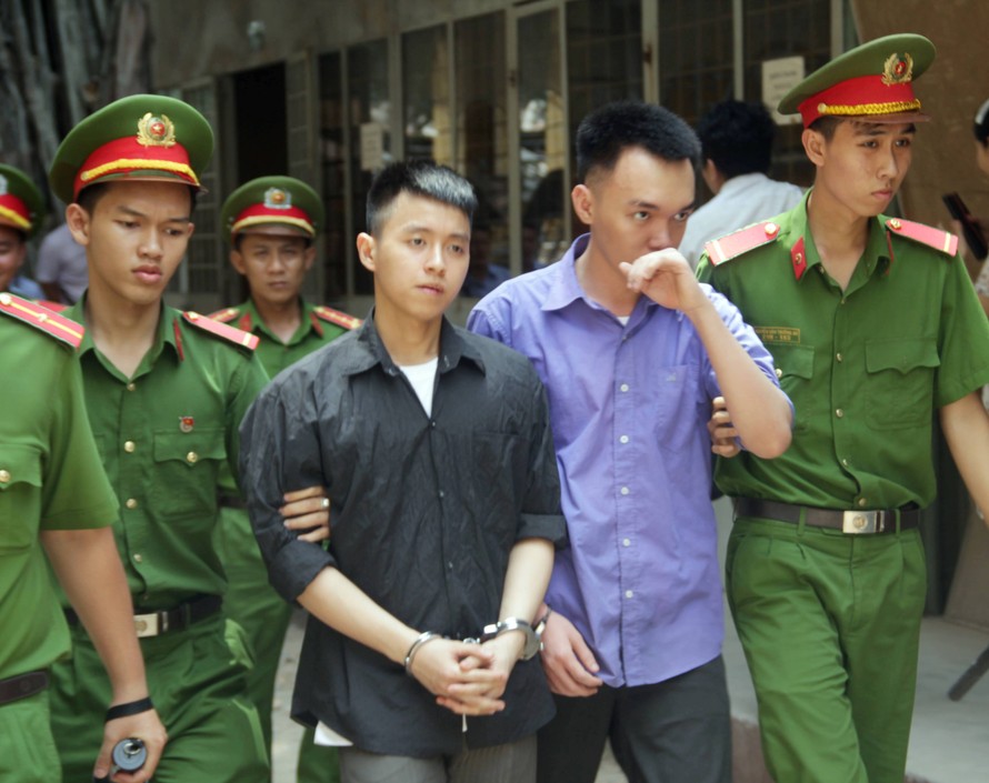 Dẫn giải hai bị cáo Nhân, Quang về trại giam sau phiên tòa. Ảnh: Tân Châu
