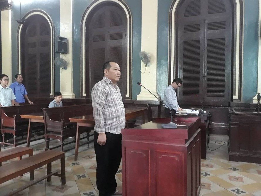 Cựu nhà báo Huỳnh Ngọc Long tại phiên xử. Ảnh: Tân Châu.