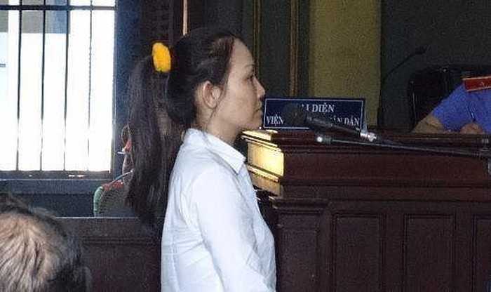 Nguyên phó giám đốc điện máy Nguyễn Kim Huỳnh Đức Vân Trang tại tòa.