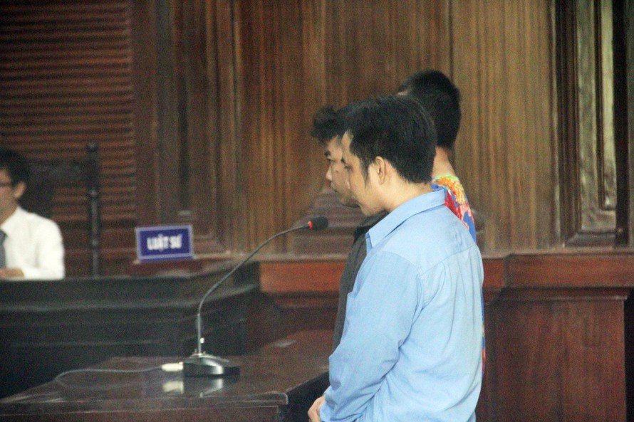 Các bị cáo tại phiên tòa hôm nay 26/4. Ảnh: Tân Châu