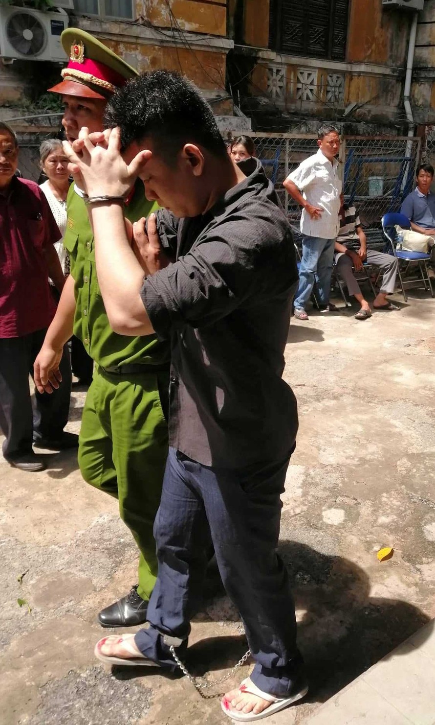Cảnh sát dẫn giải bị cáo Trương Thái Nguyên về trại giam sau khi bị tuyên án tử hình. Ảnh: Tân Châu