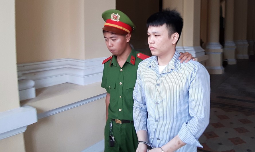 Cựu quân nhân Linh rời phòng xử án. Ảnh: Tân Châu