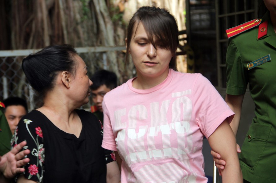 Dẫn giải nữ bị cáo Prokofeva Elana về trại giam sau phiên tòa. Ảnh: Tân Châu.