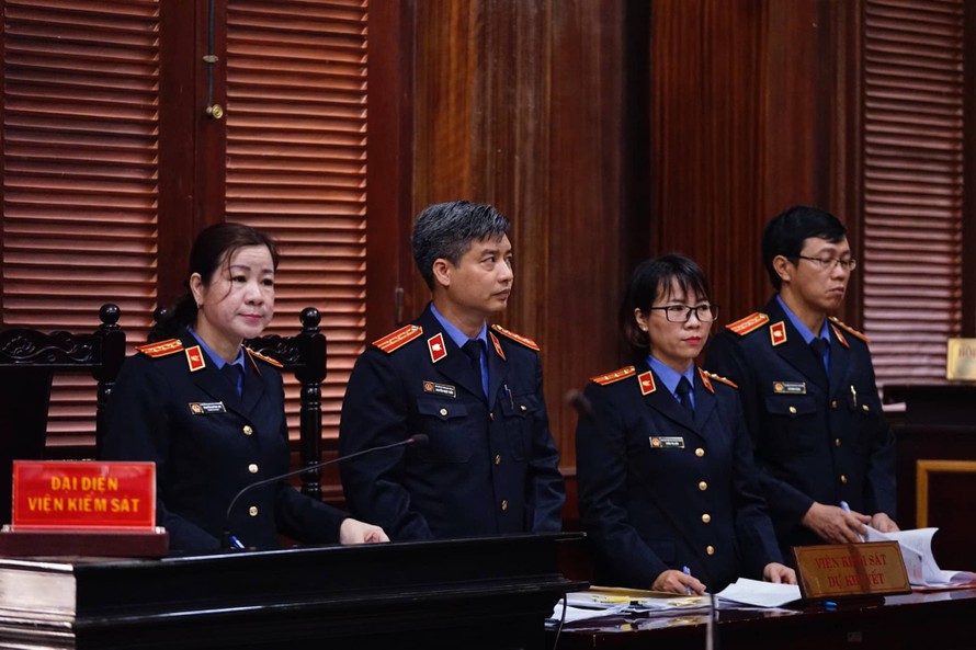 Đại diện Viện KDND TPHCM giữ công tố tại phiên tòa vừa nêu quan điểm vụ án chiều nay 26/9. Ảnh: Tân Châu