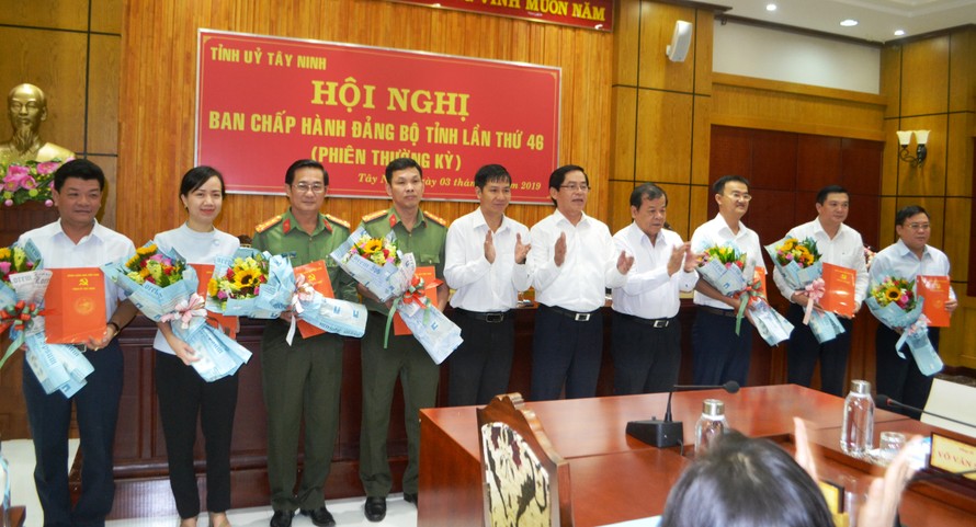 Lãnh đạo tỉnh Tây Ninh chúc mừng các tân Tỉnh ủy viên tại buỗi lễ công bố ngày 3/10.