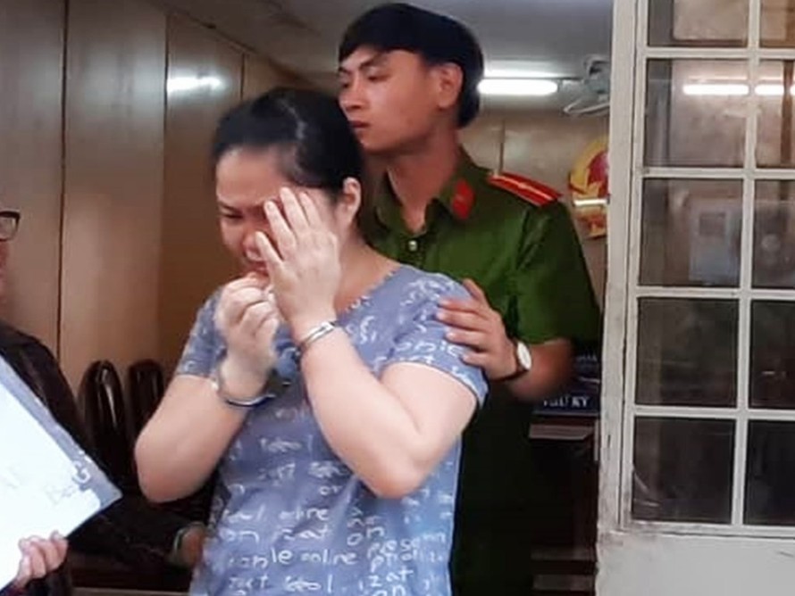 Cựu nhân viên hợp đồng của Cơ quan đại diện VKSND tối cao - bị cáo Nguyễn Thị Tân rời phòng xử với án phạt 7 năm tù. Ảnh: Tân Châu