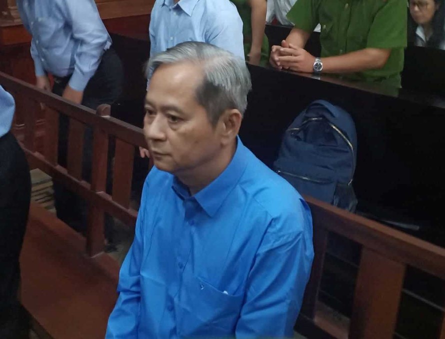 Cựu Phó Chủ tịch UBND TPHCM - bị cáo Nguyễn Hữu tín tại phiên tòa sáng nay 30/12. Ảnh: Tân Châu