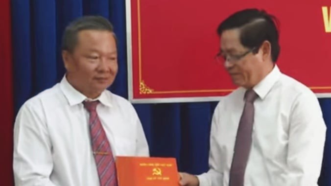 Bí thư Tỉnh ủy Phạm Viết Thanh (bìa phải), trao quyết định cho tân Phó Trưởng Ban Nội chính Tỉnh ủy Tây Ninh Trần Văn Khải.