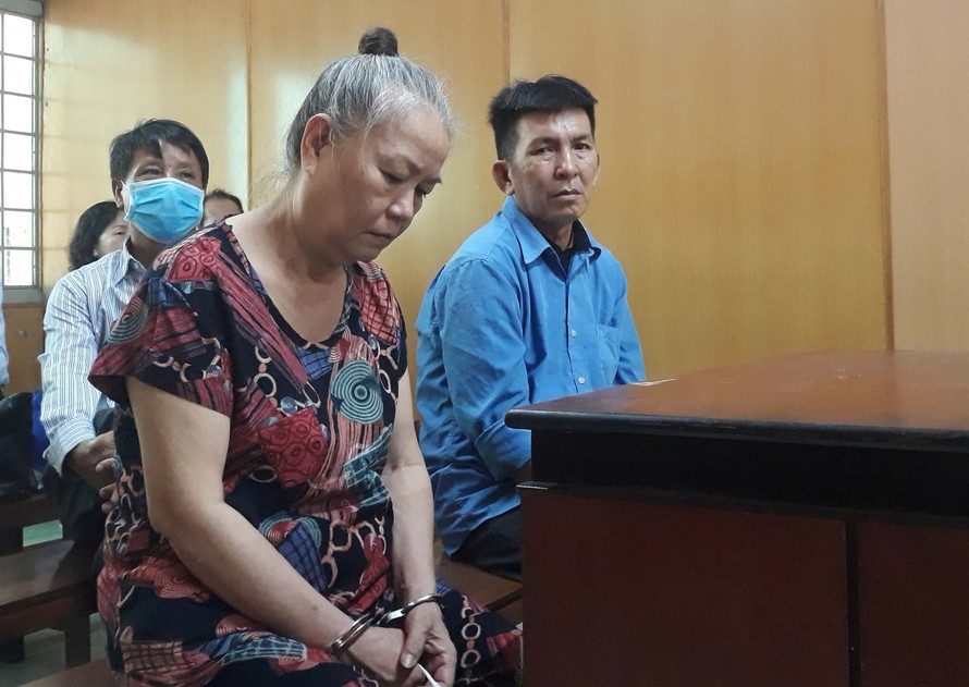 Cặp 'vợ chồng giả' tại tòa án ngày 9/6. Ảnh: Tân Châu