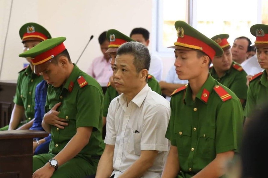 Cựu Bí thư Thị ủy Bến Cát Nguyễn Hồng Khanh tại phiên tòa sơ thẩm. Ảnh: Xuân Duy.