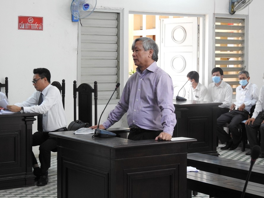 Cựu Giám đốc Sở Y tế tỉnh Long An - bị cáo Lê Thanh Liêm tại phiên tòa sáng 13/8. Ảnh: Tân Châu.