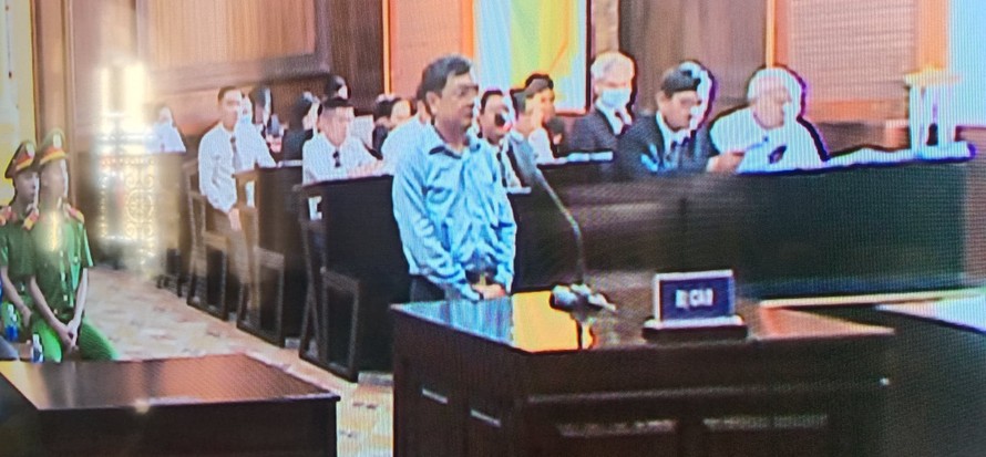 Cựu Tổng giám đốc Tổng Cty Lương thực Miền Nam - bị cáo Huỳnh Thế Năng trả lời thẩm vấn tại tòa sáng nay. Ảnh chụp qua màn hình.
