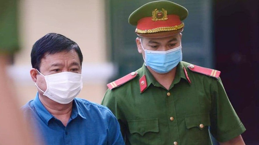 Cảnh sát dẫn giải cựu Bộ trưởng Đinh La Thăng vào tòa sáng 18/12.