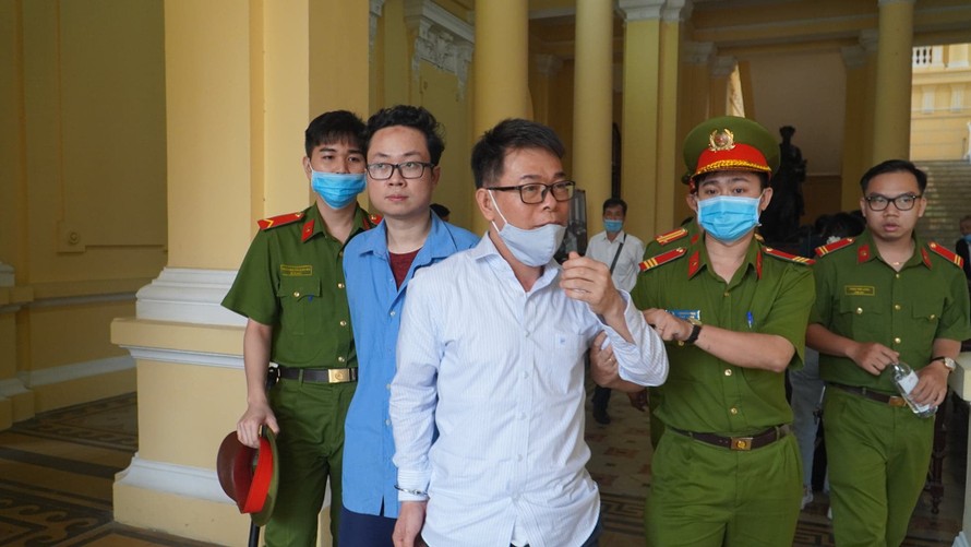 Cựu thẩm phán Nguyễn Hải Nam và cựu giảng viên Lâm Hoàng Tùng tại phiên xử sơ thẩm. Ảnh: Tân Châu.
