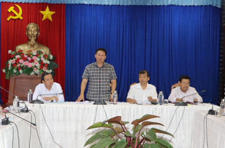 Chủ tịch Ủy ban bầu cử tỉnh Tây Ninh Nguyễn Thanh Ngọc (đứng) và 3 phó Chủ tịch Ủy ban bầu cử tỉnh Tây Ninh. Ảnh: Vũ Xuân.