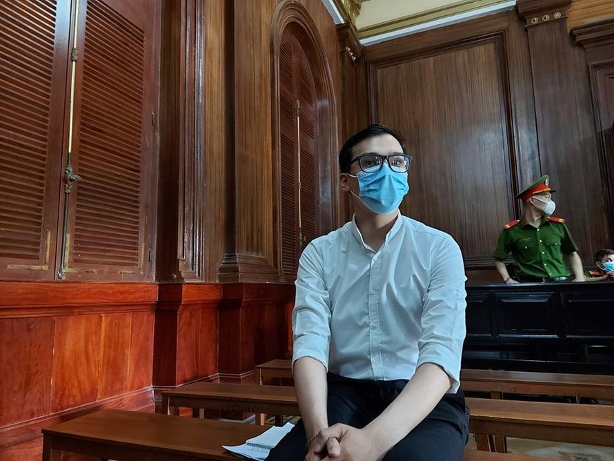 Nam tiếp viên Hàng không - bị cáo Dương Tấn Hậu vừa bị tuyên phạt 2 năm tù, cho hưởng án treo.