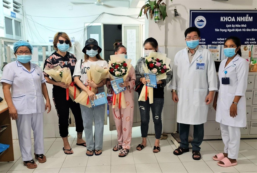 Tặng hoa cho bệnh nhân mắc COVID-19 được điều trị khỏi tại Tây Ninh. Ảnh: H.T